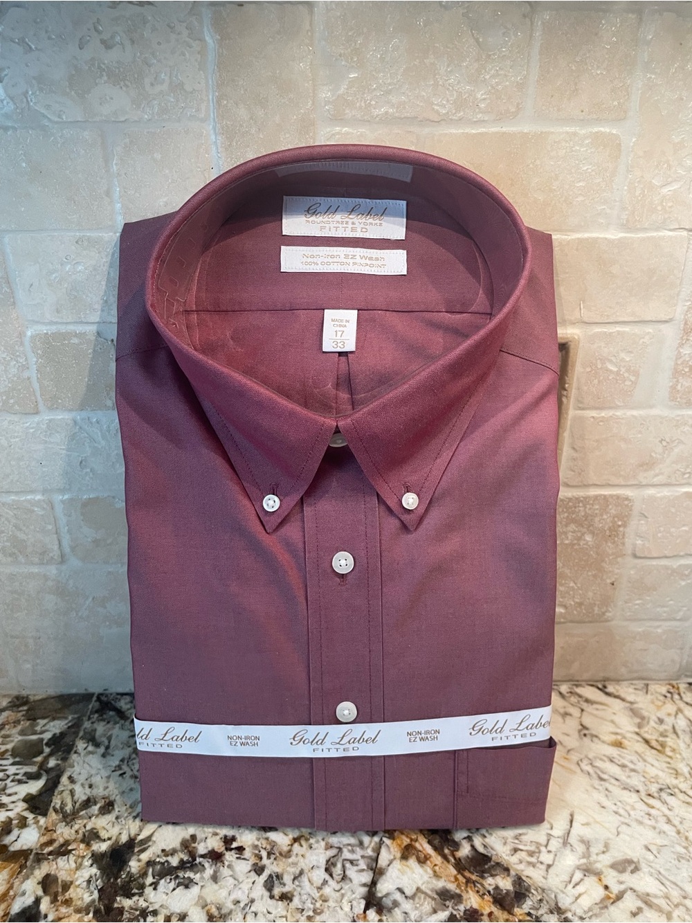 Roundtree & Yorke Men's Button-Down Shirt in Burgundy